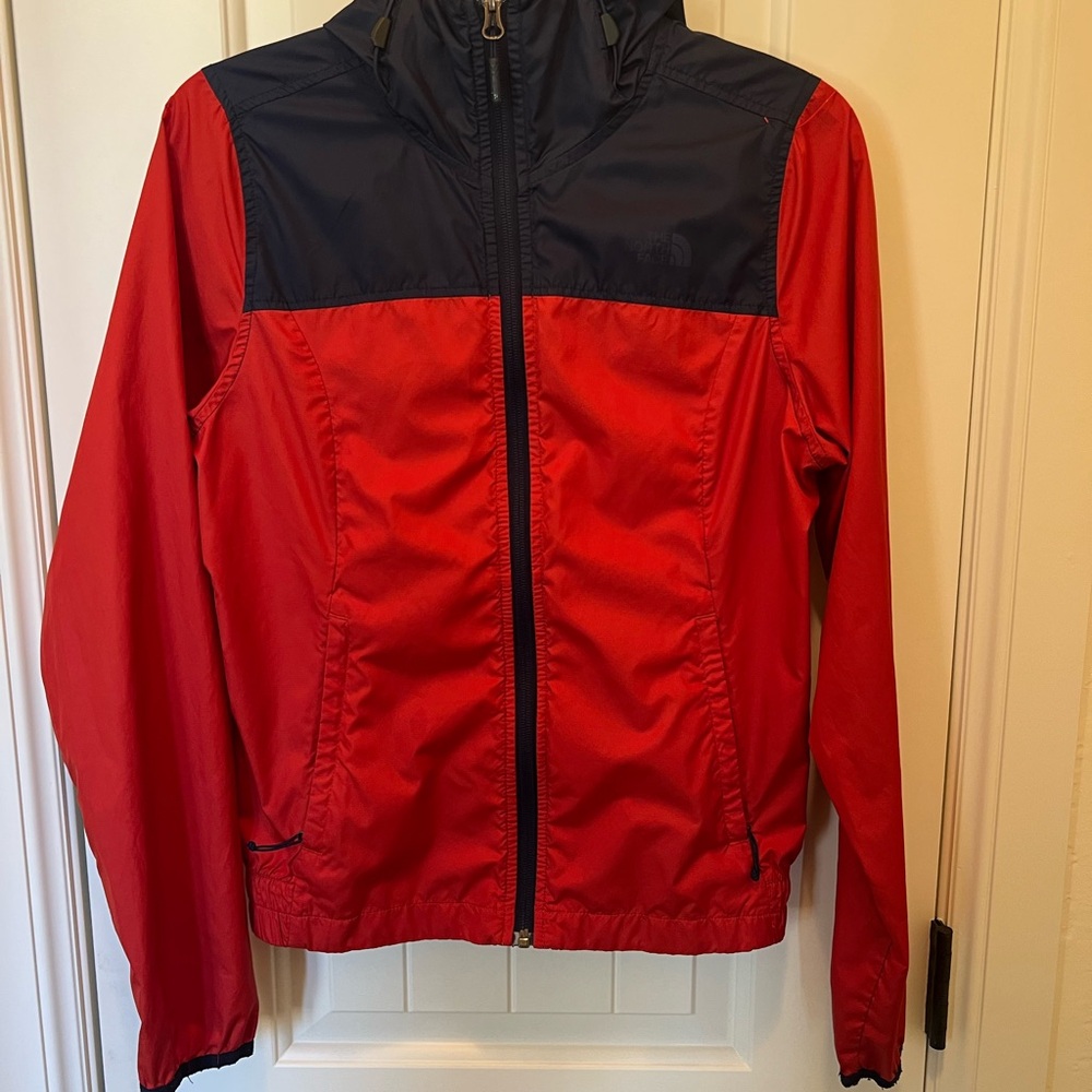 The North Face Women's Fiery Red/Navy Windbreaker Jacket. XS